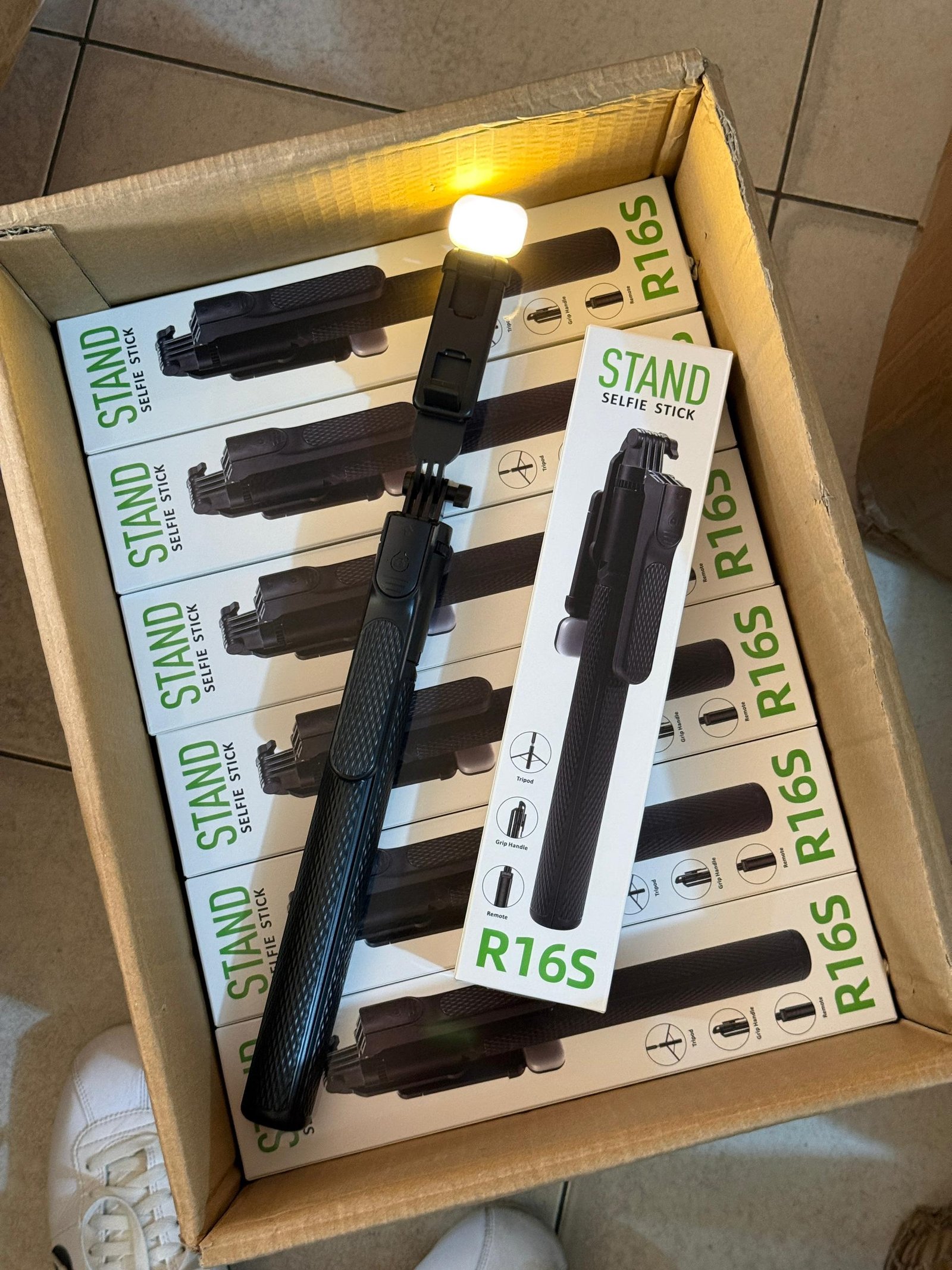 Perches à selfie avec trépied intégré et lampe LED modèle R16S